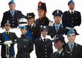 Agenti, uomini e donne, con i baschi azzurri nelle varie uniformi