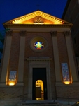 La facciata della chiesa di S. Giacomo con la nuova vetrata artistica posta nel Rosone