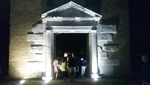 il portale dell'Anfiteatro Augusteo illuminato