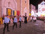 Il tiro alla fune in Piazza Duomo, a sinistra la squadra vincitrice, Porta San Severo